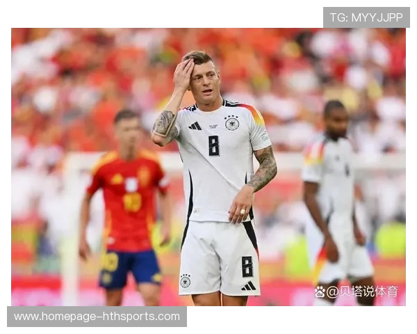 足球后腰完美破坏对手的每一次进攻