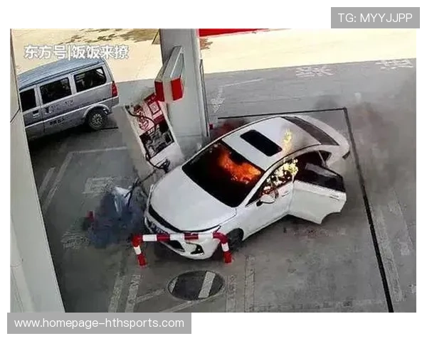 Hecarim开大冲阵，后排被冲得站不住