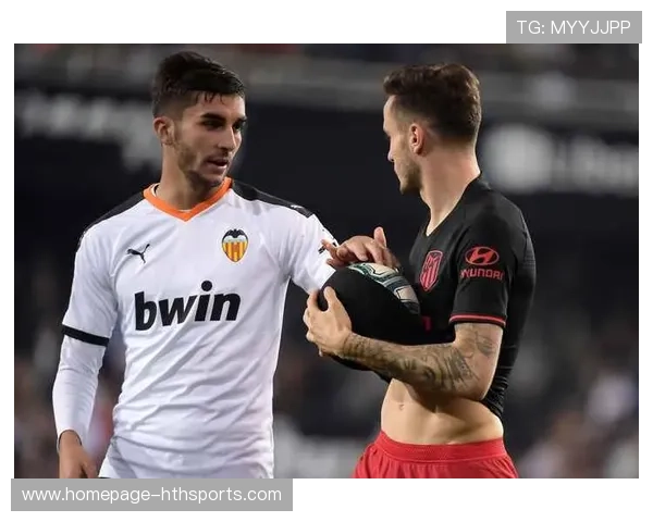 费兰托雷斯禁区外突然起脚形成威胁，成为现代足球的进攻新潮流