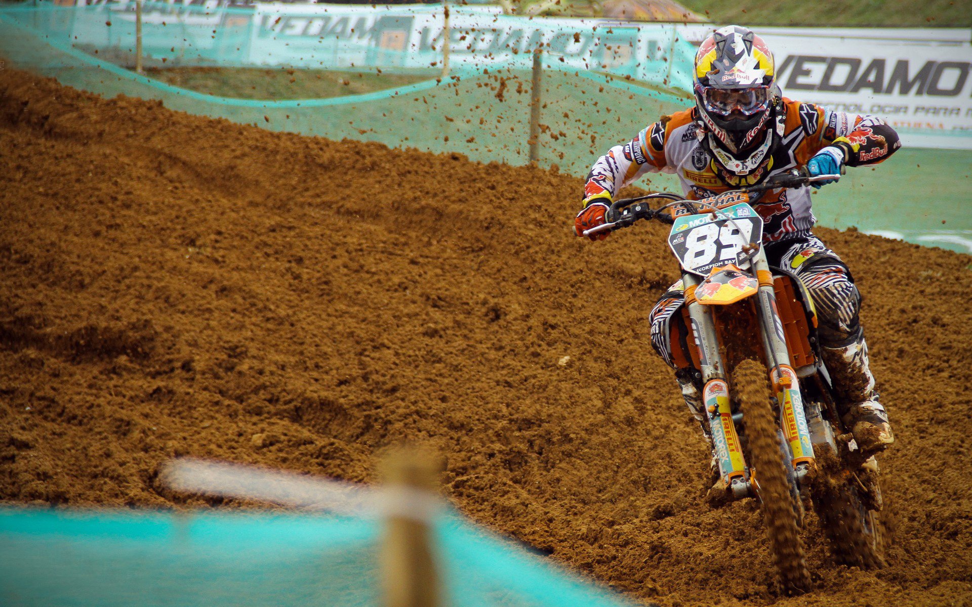 城市街区“快递小哥负重跑” 还原真实送件负荷